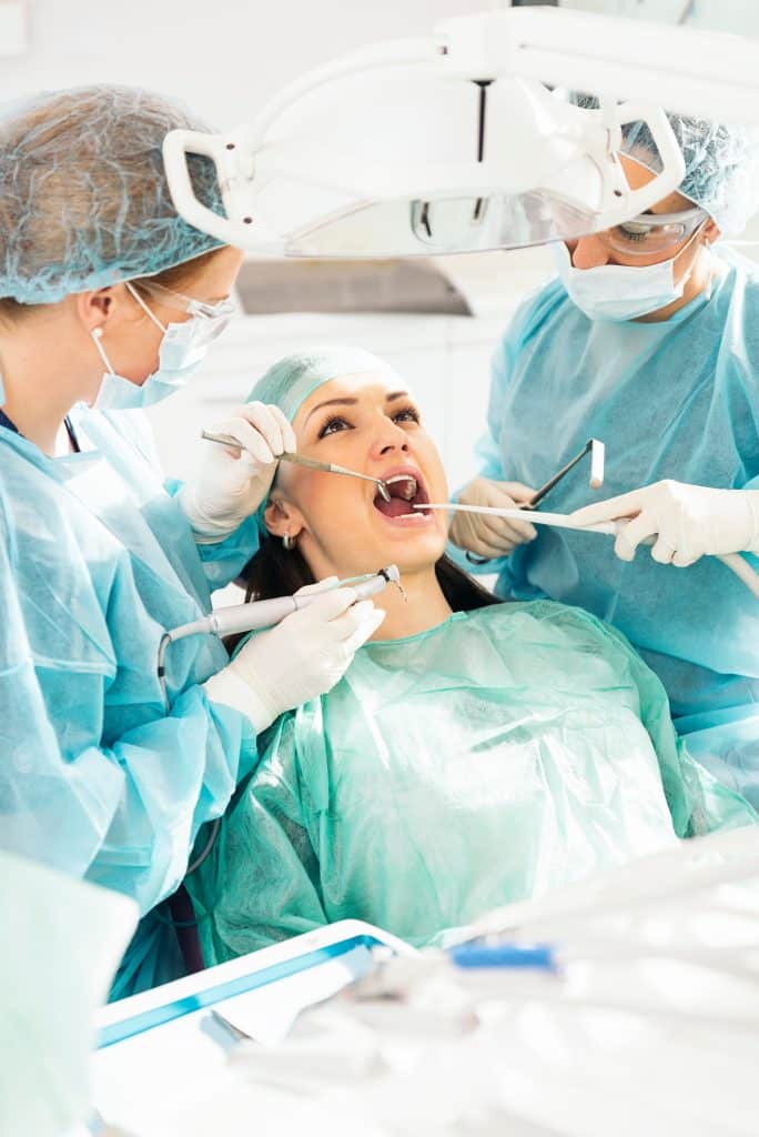 Dentists with a patient during a dental intervention.